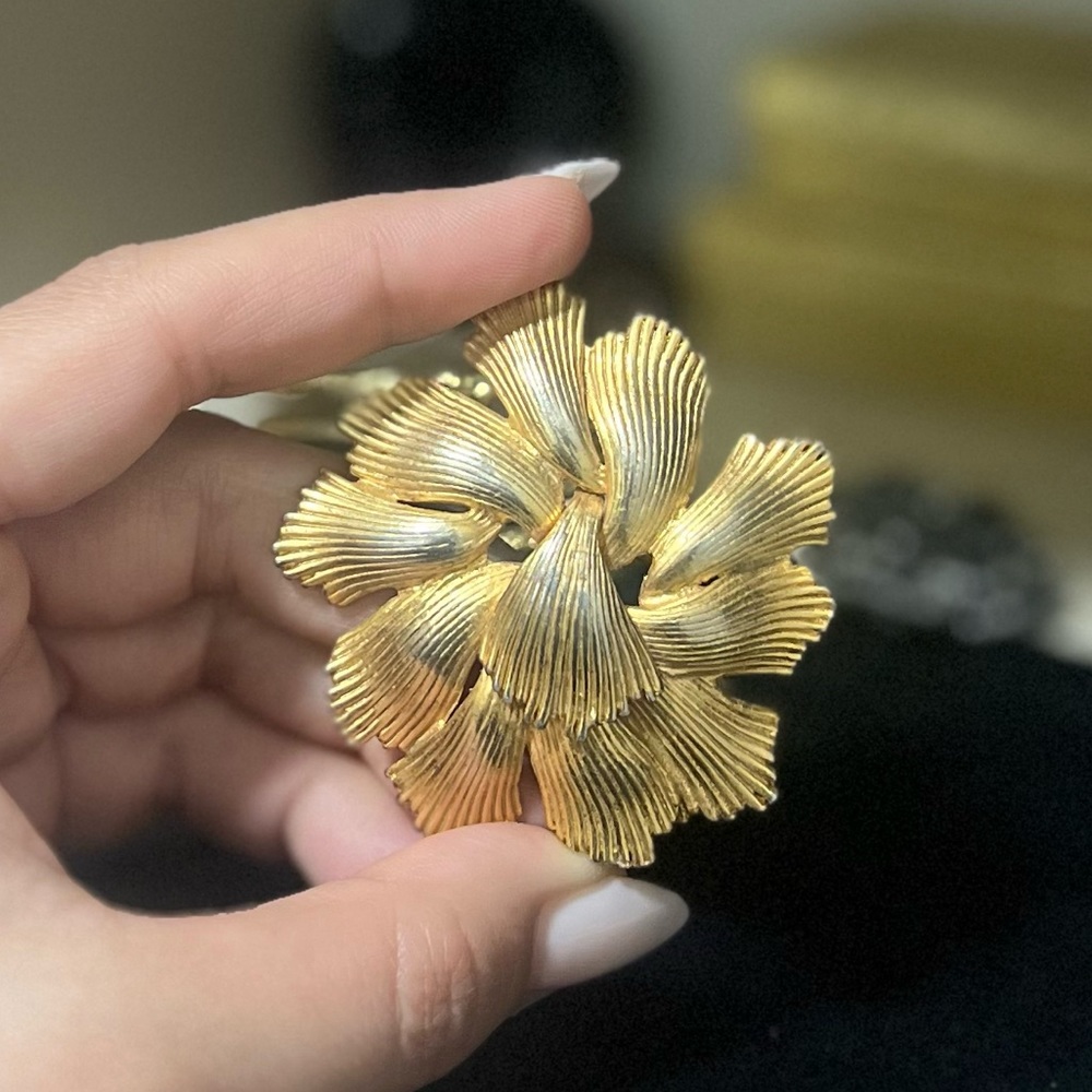 VINTAGE 80s BROOCH! Pre-loved! Great find for Vintage lovers!